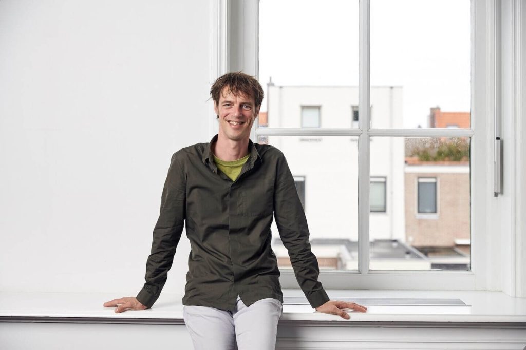 Ik heb het idee dat het eerste deel (werken om te leven) als positiever wordt ervaren dan het tweede (leef om te werken). Laat ik beide eens bekijken.