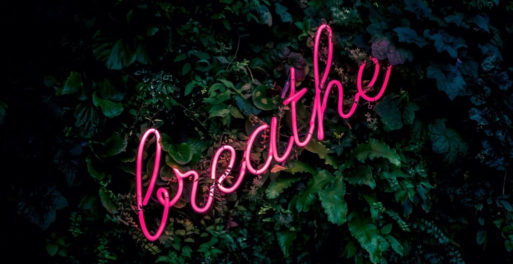 Ademen. Het is iets dat je op ieder moment van de dag doet. Wat er ook gebeurt. Het houdt je levend en gezond. En het gaat vanzelf. Dus waarom zou je er aandacht besteden?